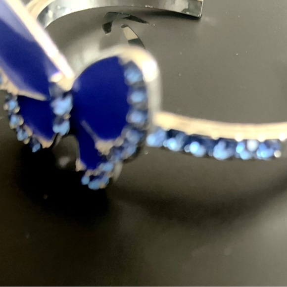 Highly detailed sparkling blue butterfly. Royal blue center that sparkles in… - Picture 4 of 4